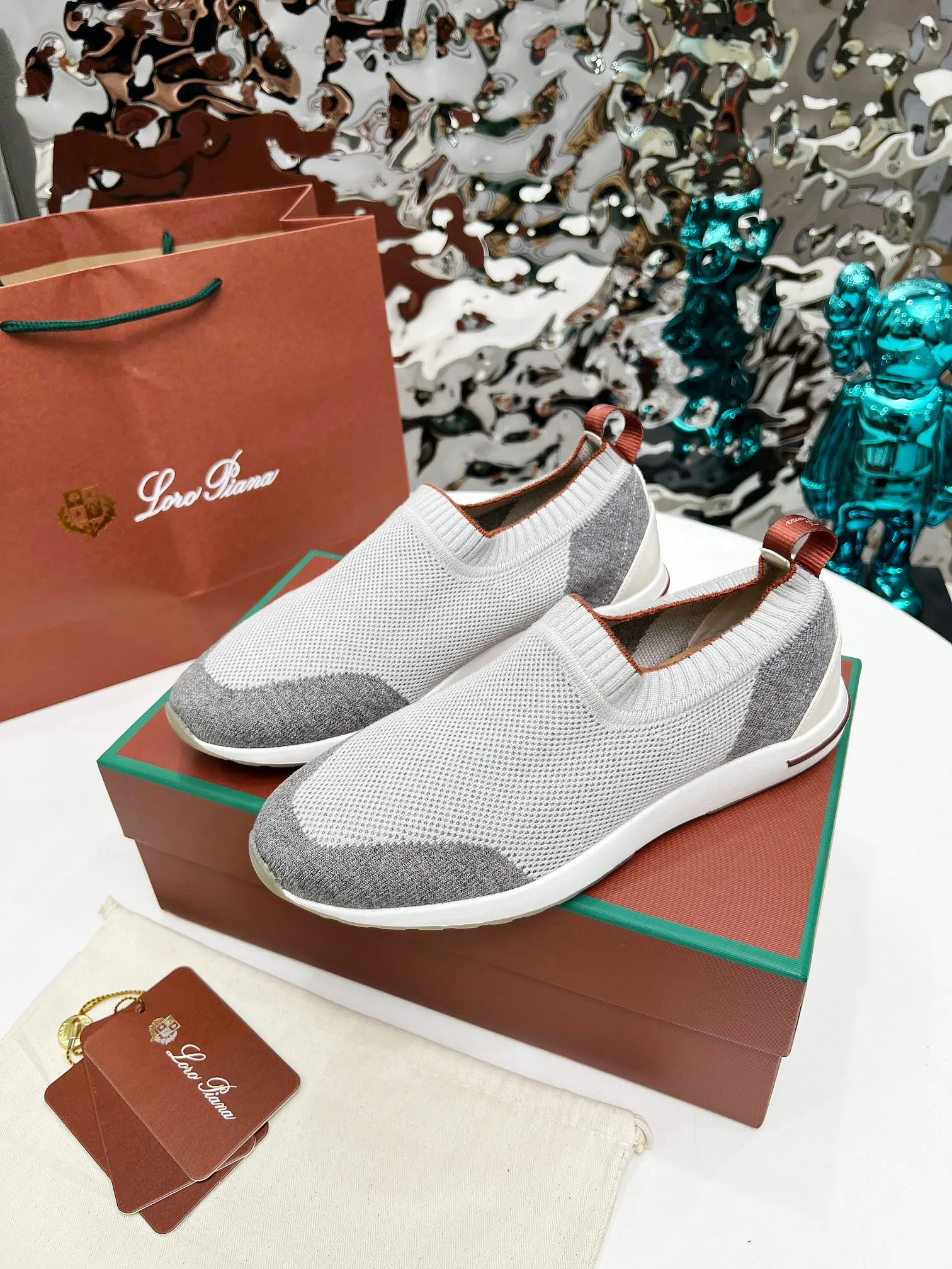 👟👟Ex-factory price 440👟👟 Men’s size +10 🧨🧨🧨Loropiana’s new board is online! This product is made of imported nylon velvet and developed from original boards. It is light, comfortable and breathable, and is suitable for all seasons. Size: 35-41, (Note: 35 and 41 are not returnable or exchangeable),